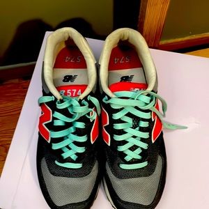 Women's tennis shoes